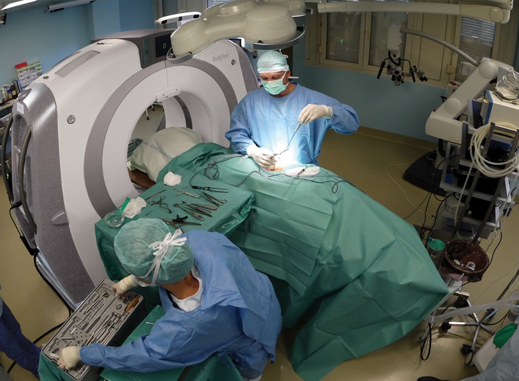 术中三维成像设备有哪些：术中CT、三维C型臂等