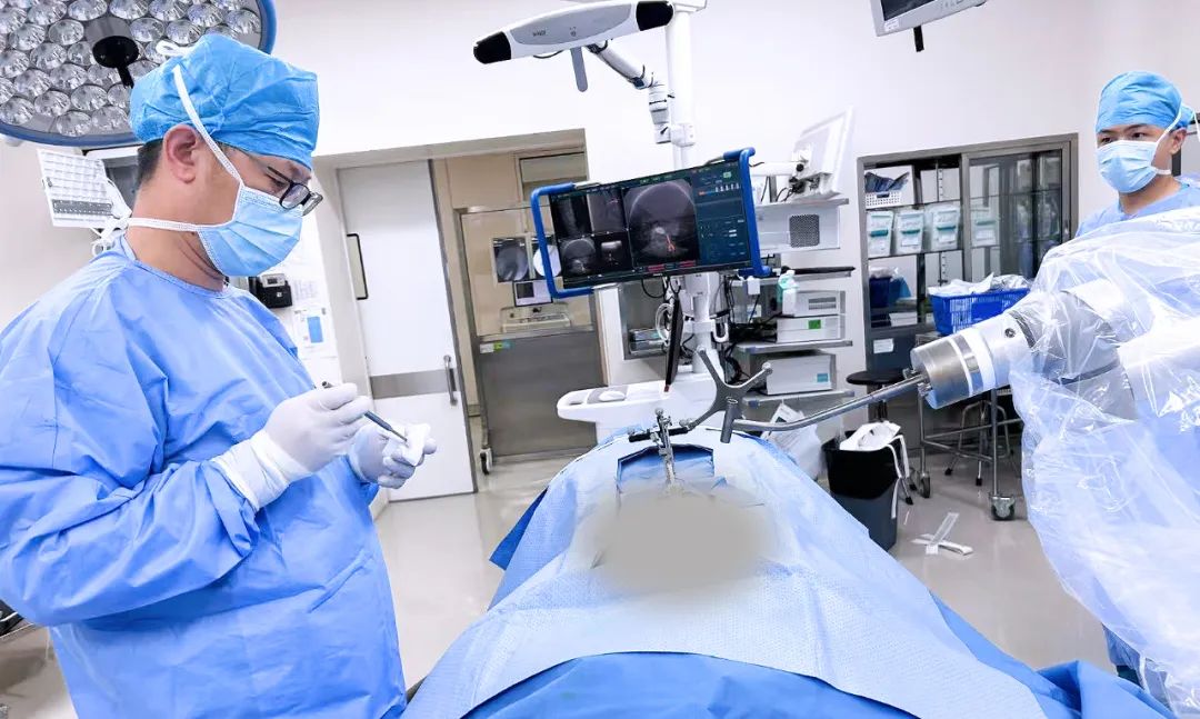 医生使用国产机器人辅助骨科手术